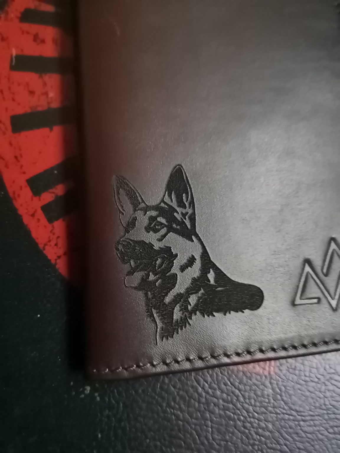 Кожен портфейл Черни връх с RFID защита гравирано куче  |  Аутлет